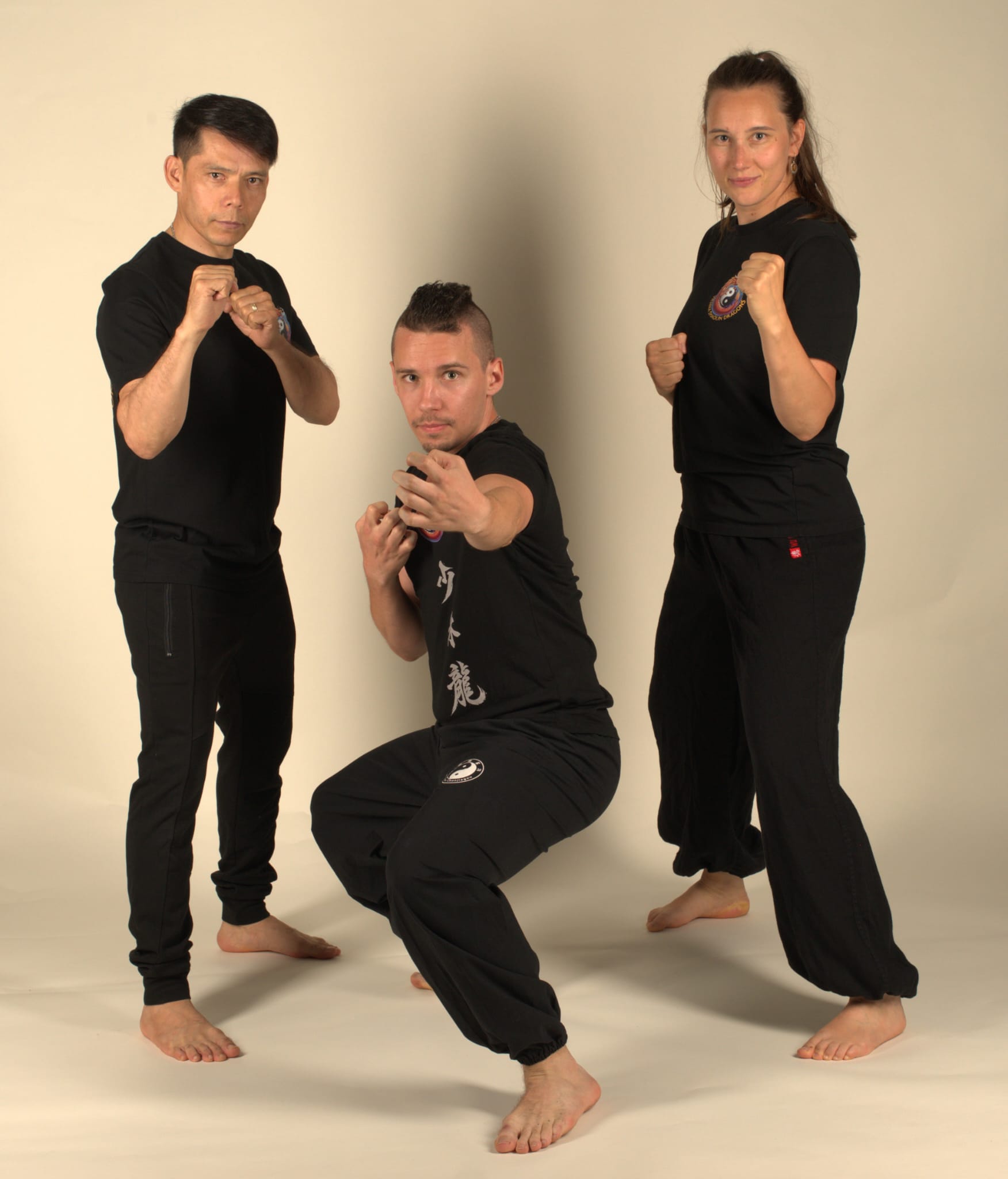 Das Trainerteam der Vienna Shaolin Dragons – Hasan Rafei, Sebastian Farkas und Lea Koller in Kung Fu Pose